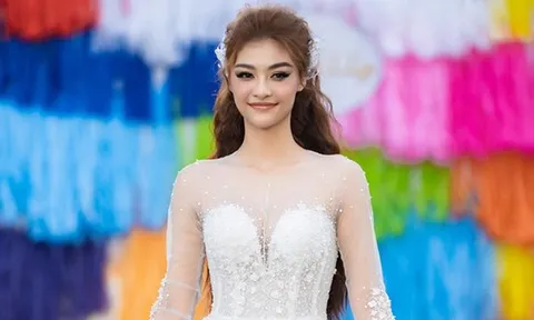 Á hậu Kiều Loan xinh đẹp trong khu vườn đầy sắc màu